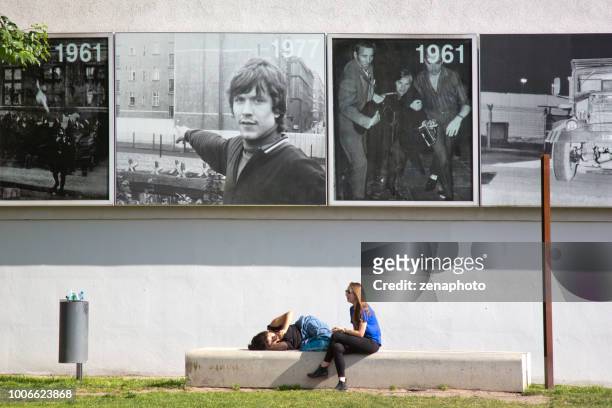 twee jonge mensen die rusten op de bernauer straße memorial - koude oorlog stockfoto's en -beelden
