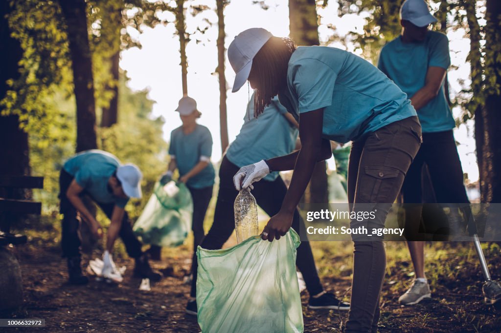Voluntários com sacos de lixo