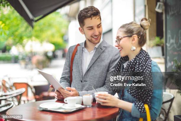 junges paar in einem café - paris millenials stock-fotos und bilder