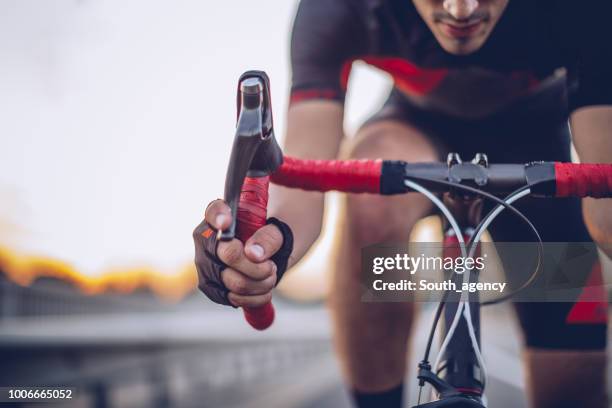 radfahren im freien mann - triathlon stock-fotos und bilder