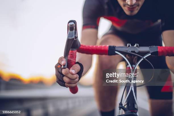 uomo in bicicletta all'aperto - sport foto e immagini stock