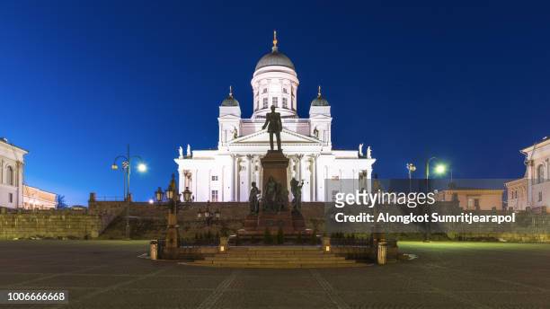 night view of senate square with lutheran cathedral and monument to russian emperor alexander ii in the old town of helsinki, finland - christian college fotografías e imágenes de stock