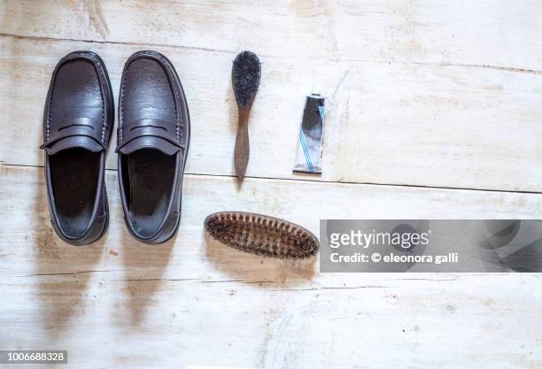 shoes cleaning - 靴をみがく ストックフォトと画像