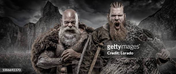 skäggiga tatuerade viking krigare kungen och prins framför krigare samlarna och bakgrund - sword bildbanksfoton och bilder