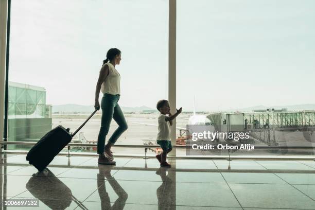 familie am flughafen - toddler at airport stock-fotos und bilder
