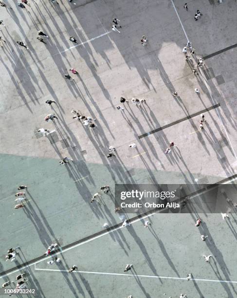 vista de ángulo alto de personas en la calle - ciudadano fotografías e imágenes de stock