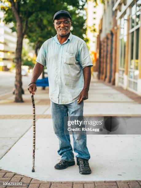 街道上的乞丐 - walking cane 個照片及圖片檔