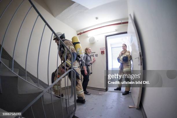Feuerwehrmänner und -Frauen verschiedener Wehren trainieren im Teppenhaus des Berliner Park-Inn-Hotels für den am 8. Mai 2017 dort stattfindenden 8....