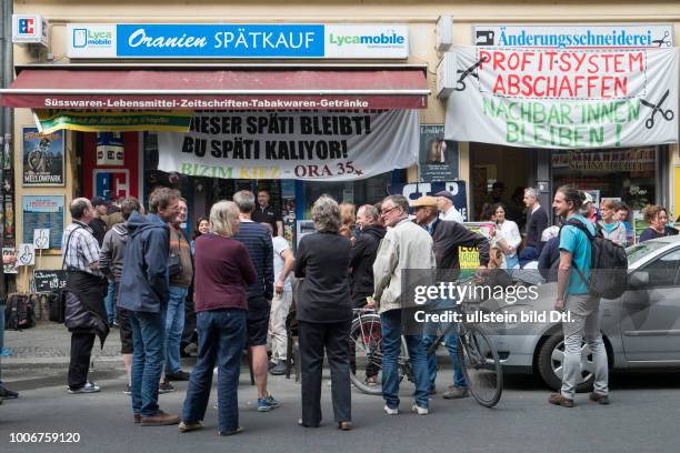 Protest von Anwohnern und alteingesessenen Gewerbetreibenden gegen Mieterhöhungen und Kündigung der Mietverträge ihrer Geschäfte in der...