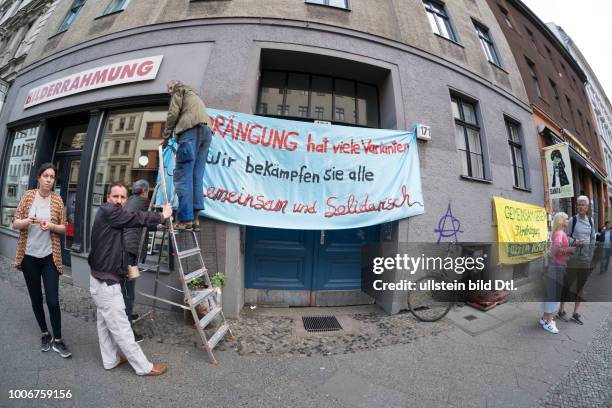 Protest von Anwohnern und alteingesessenen Gewerbetreibenden gegen Mieterhöhungen und Kündigung der Mietverträge ihrer Geschäfte in der...