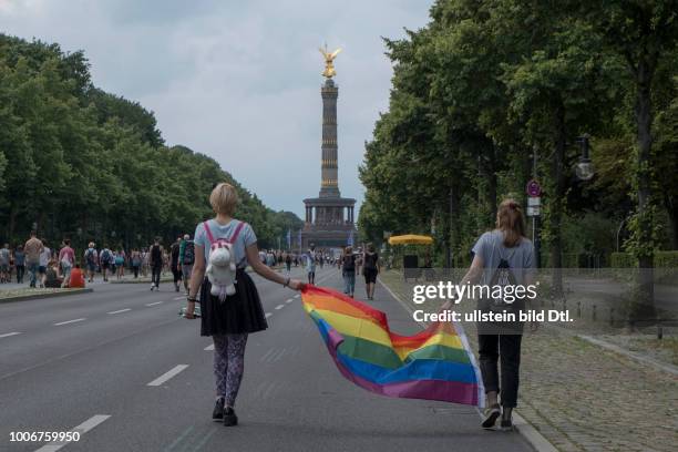 Schwule und Lesben ziehen zum 39. Christopher Street Day unter dem Moot MEHR VON UNS - JEDE SIMME GEGEN RECHTS durch Berlin