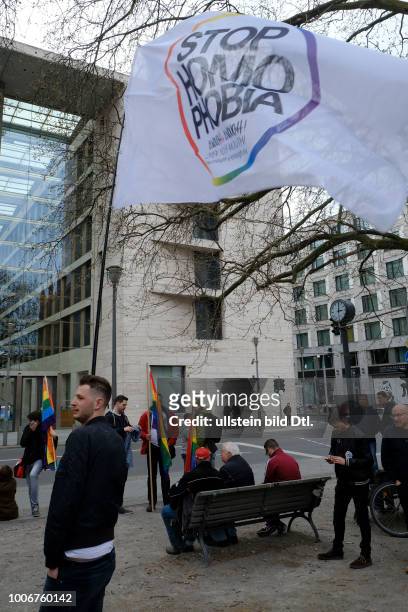 Schwule und Lesben bei einer Demonstration gegen homophobe Übergriffe in Tschetschenien in Berlin