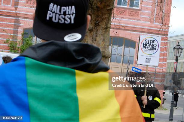 Schwule und Lesben bei einer Demonstration gegen homophobe Übergriffe in Tschetschenien in Berlin