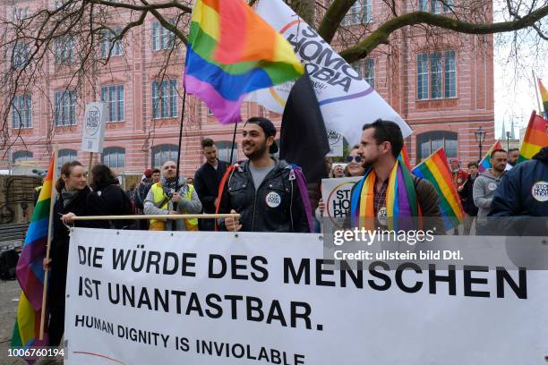 Schwule und Lesben bei einer Demonstration gegen homophobe Übergriffe in Tschetschenien in Berlin