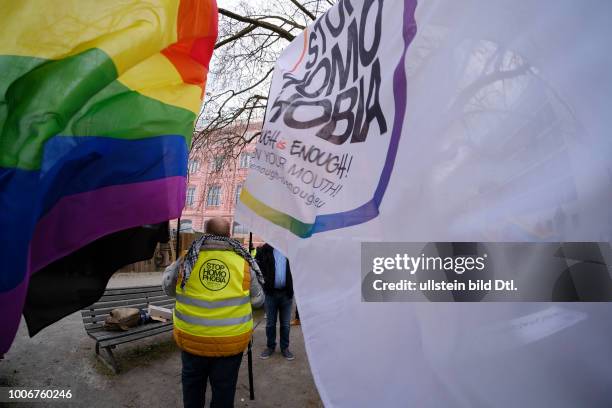 Schwule und Lesben bei einer Demonstration gegen homophobe Übergriffe in Tschetschenien in Berlin