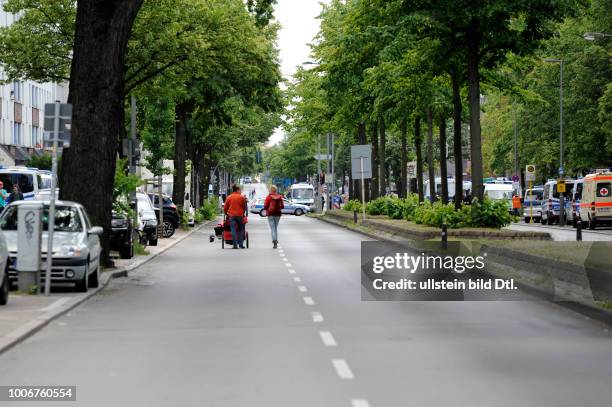 Leere Brunnenstrasse im Berliner Stadtteil Wedding anlässlich absperrungen wegen einer Demonstration