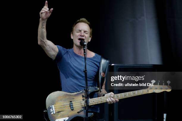 Sting gastiert mit seiner Band bestehend aus v.l.: Dominic Miller , Vinnie Colaiuta , Percy Cardona , Stings ältester Sohn Joe und Dominic Miller...