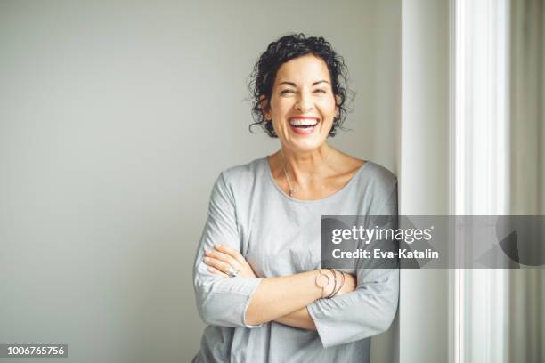 retrato de una mujer de negocios seguros - reírse mujer fotografías e imágenes de stock