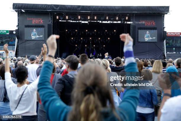 Sting gastiert mit seiner Band bestehend aus v.l.: Dominic Miller , Vinnie Colaiuta , Percy Cardona , Stings ältester Sohn Joe und Dominic Miller...