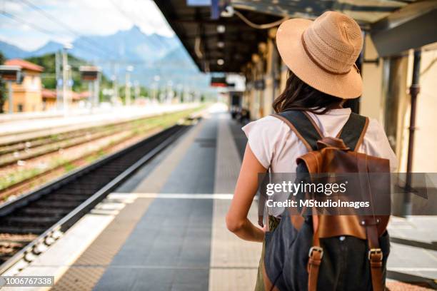 bereit zu gehen. - train station stock-fotos und bilder