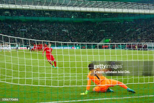 Sports, football, DFB Cup, 2016/2017, Round 5, semifinal, Borussia Moenchengladbach vs Eintracht Frankfurt 7:8 on penalties, Stadium Borussia Park,...