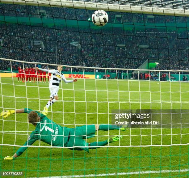 Sports, football, DFB Cup, 2016/2017, Round 5, semifinal, Borussia Moenchengladbach vs Eintracht Frankfurt 7:8 on penalties, Stadium Borussia Park,...