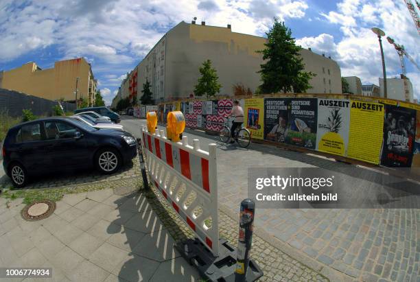 Fuer zwei gleichzeitige Bauprojekte wird die Rigaer Strasse total auf 79 m fuer den Durchgangsverkehr ab 01. August 2017 fuer gut eineinhalb Jahre...