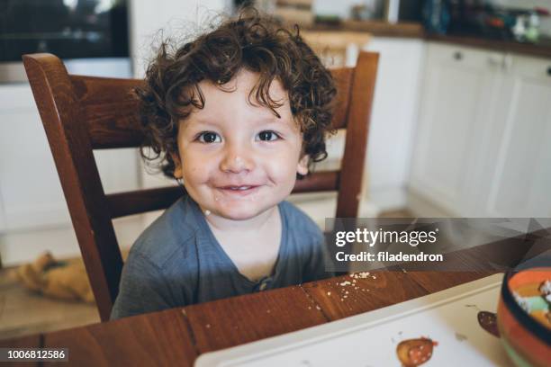 beim mittagessen und chaos - toddler mess stock-fotos und bilder