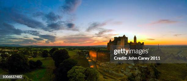 rock of cashel panorama sunset - county tipperary imagens e fotografias de stock