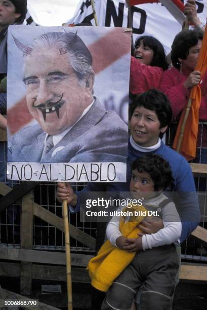 Santiago. Anti-Pinochet protesters in 1988. More pictures on this subject available on request. CDREF00080