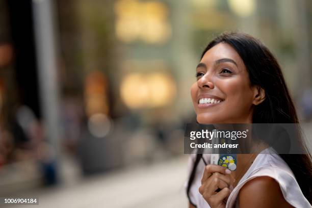 feliz mujer compras una tarjeta de recompensa - tarjeta de lealtad fotografías e imágenes de stock