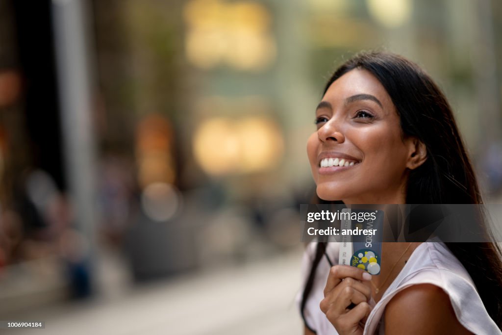 Happy shopping vrouw met een beloningen kaart