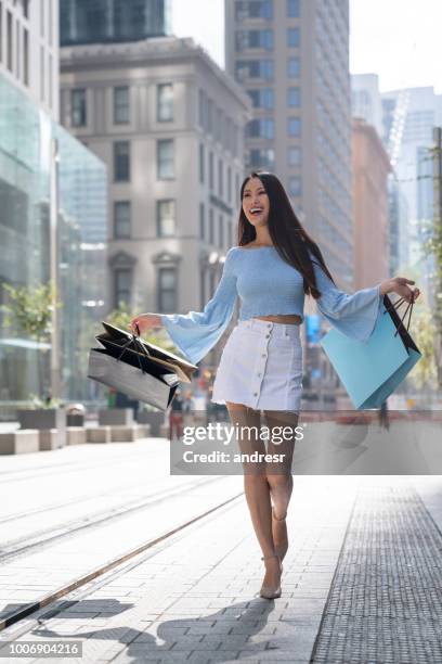 hermosa mujer asiática de compras - mongolian models fotografías e imágenes de stock