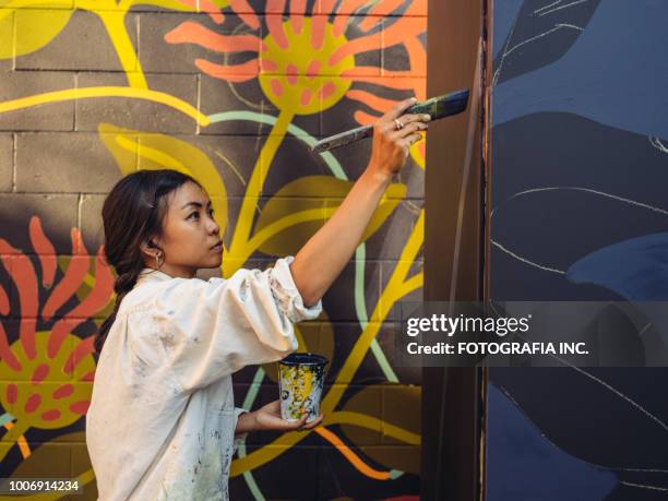 muurschildering kunstenaar op het werk - mural stockfoto's en -beelden