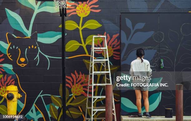 mural artiste au travail - peinture murale photos et images de collection