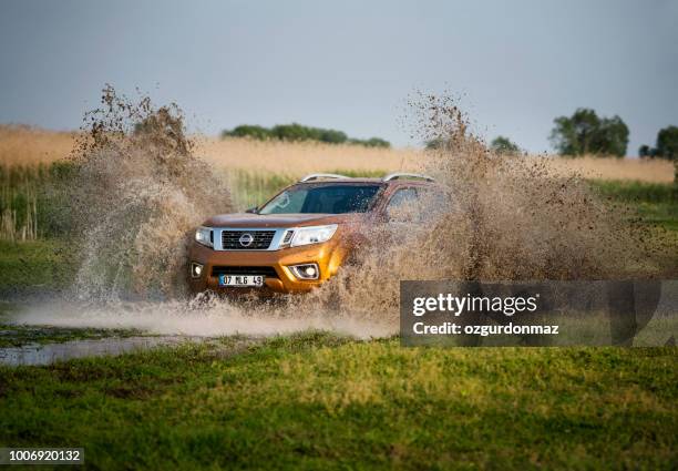 nissan np300 navara off roading - car splashing stock pictures, royalty-free photos & images