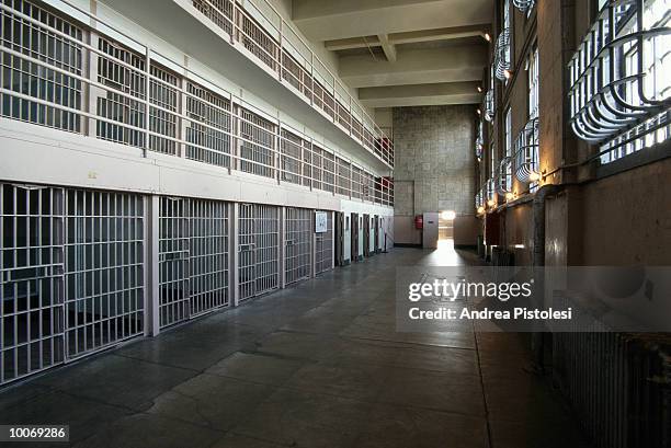 cell house in alcatraz in san francisco - cellule de prison photos et images de collection