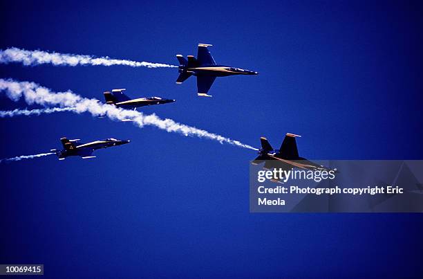 blue angels in fa-18 fighter - blue angels 個照片及圖片檔