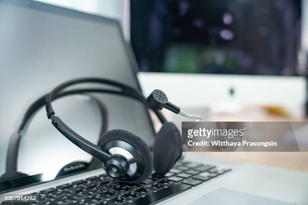 voip headset on laptop computer keyboard concept for communication, it support, call center - quadro de ligação telefónica imagens e fotografias de stock
