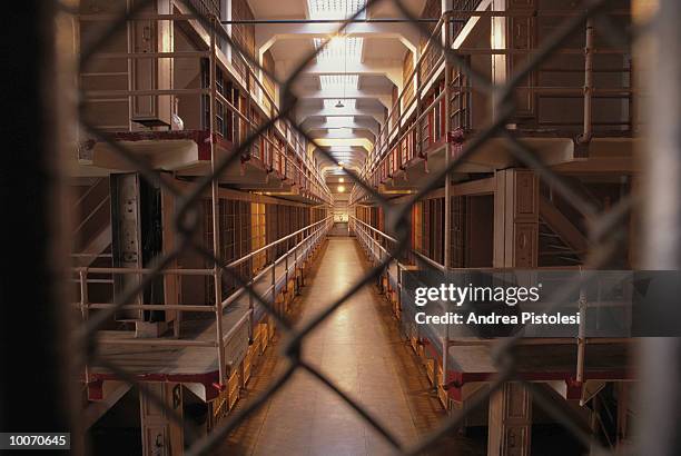 alcatraz cellhouse in san francisco - cárcel fotografías e imágenes de stock