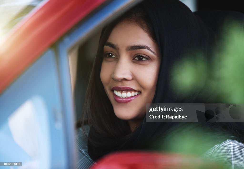 Lächelnde Muslimin Kopftuch Autofahren
