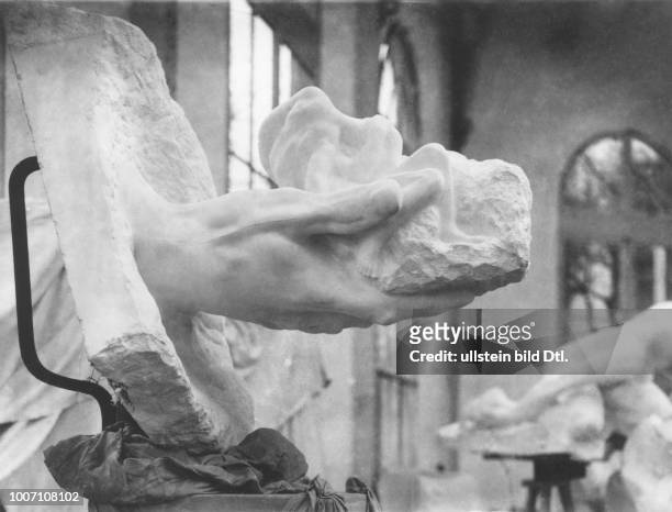 Bildhauer, F 'Die Hand Gottes'