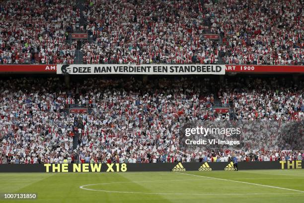 Banner this man deserves a statue. Deze man verdient een standbeeld. During the UEFA Champions League second round qualifying first leg match between...