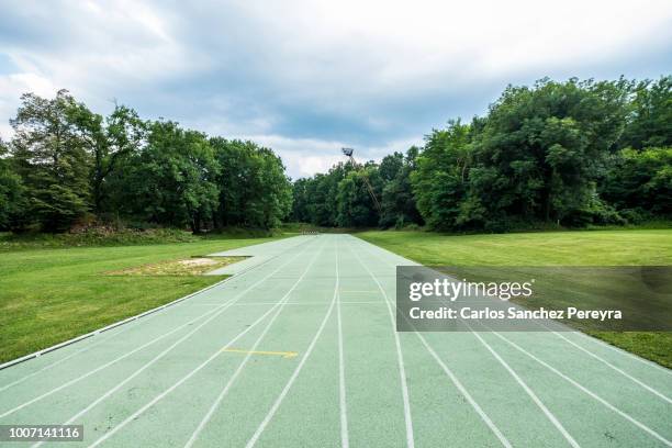 athletics track - track and field 個照片及圖片檔