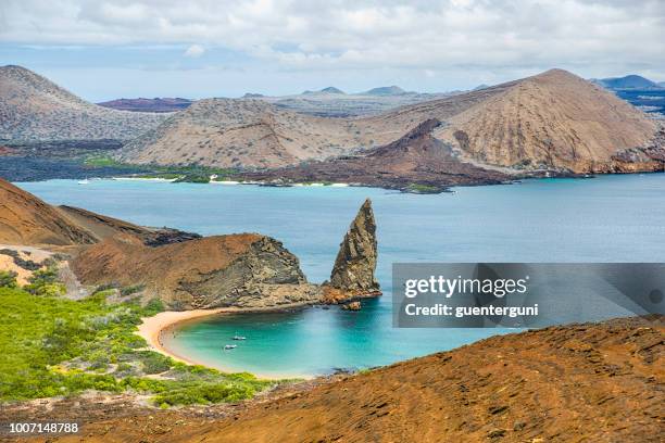vue aérienne de pinnacle rock, l’île de bartolome, galapagos, equateur - pinnacle rock photos et images de collection