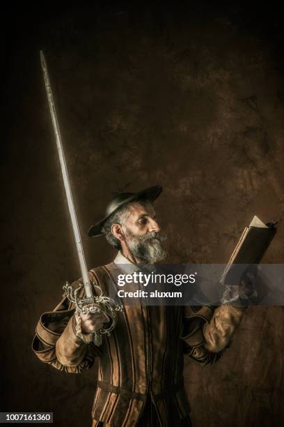 retrato de don quijote con la espada y caballerías novela en sus manos - don quijote de la mancha fotografías e imágenes de stock