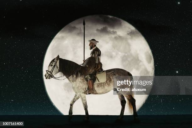 don quijote reitet sein pferd gegen vollmond - castilla la mancha stock-fotos und bilder