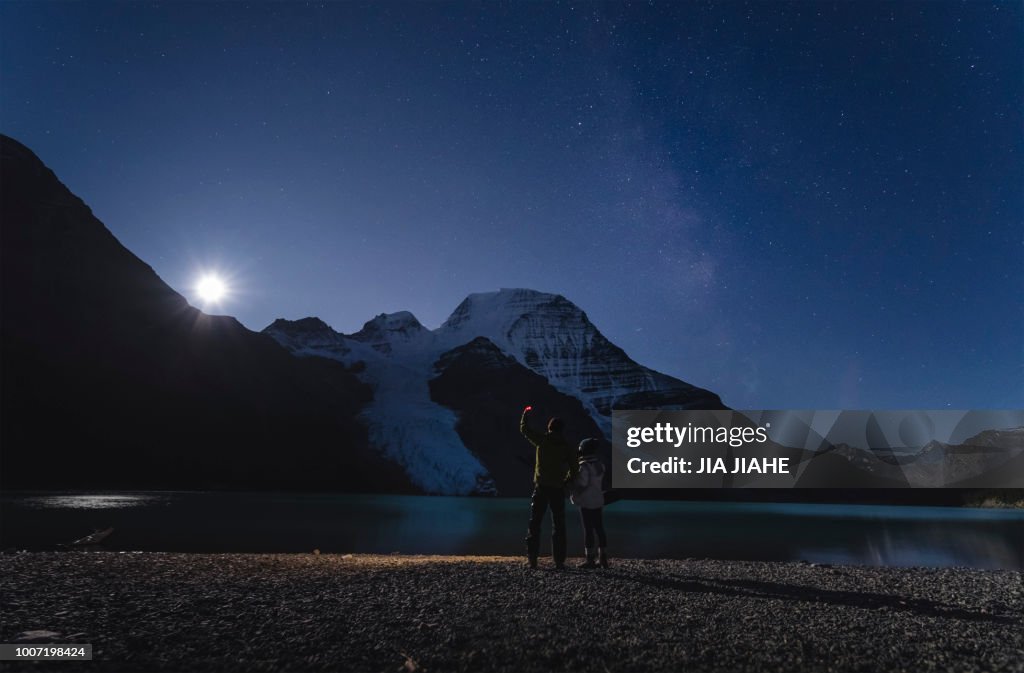 Couple watching moonrise over Mount Robson from the Berg Lake in the Mount Robson Provincial Park, UNESCO World Heritage Site, Canadian Rockies, British Columbia, Canada, North America