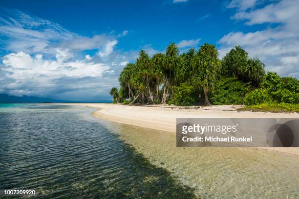 turquoise water and white sand beach, white island, buka, bougainville, papua new guinea, pacific - bougainville stockfoto's en -beelden