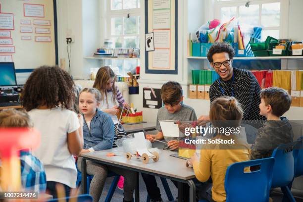 byggnaden i elementär klass med sin lärare - teacher man bildbanksfoton och bilder